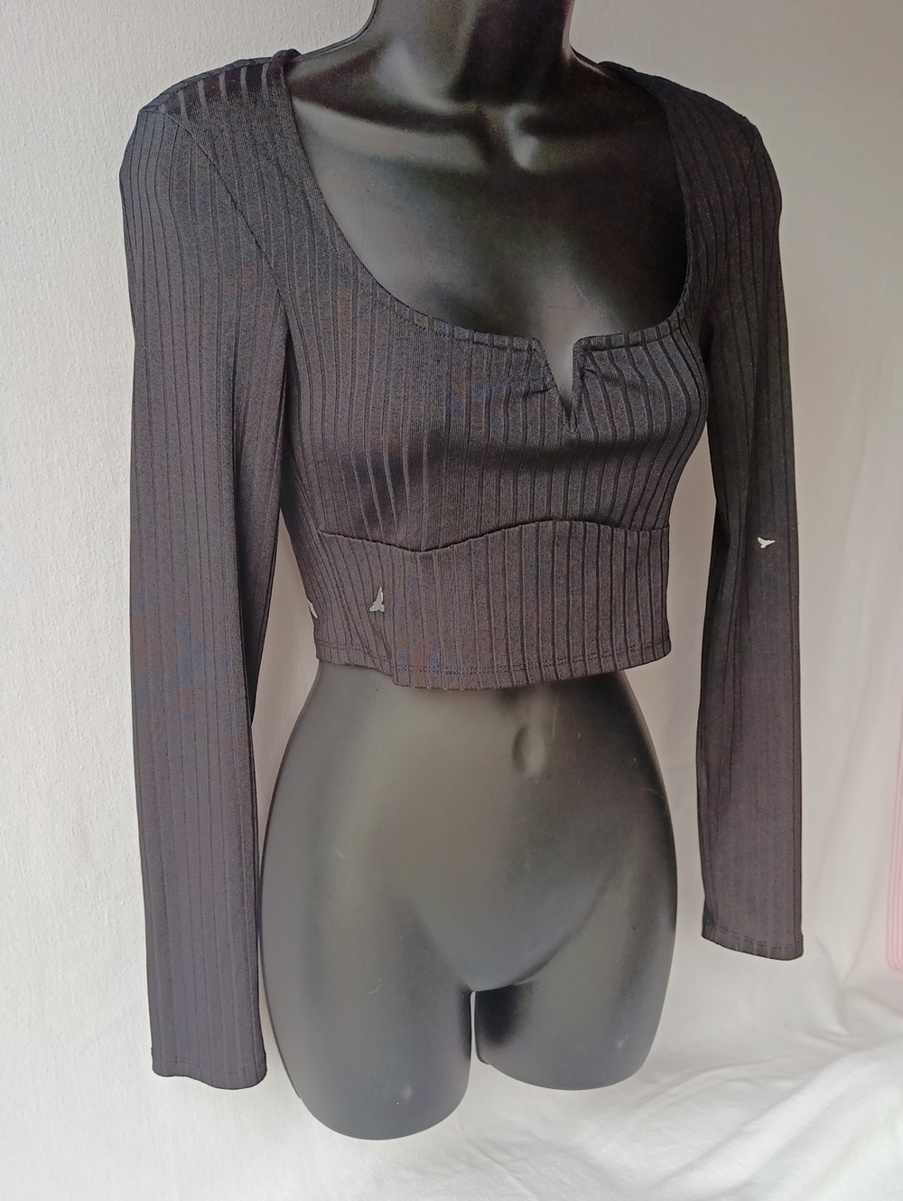 Women’s Black Ribbed Long-Sleeve Cropped Top